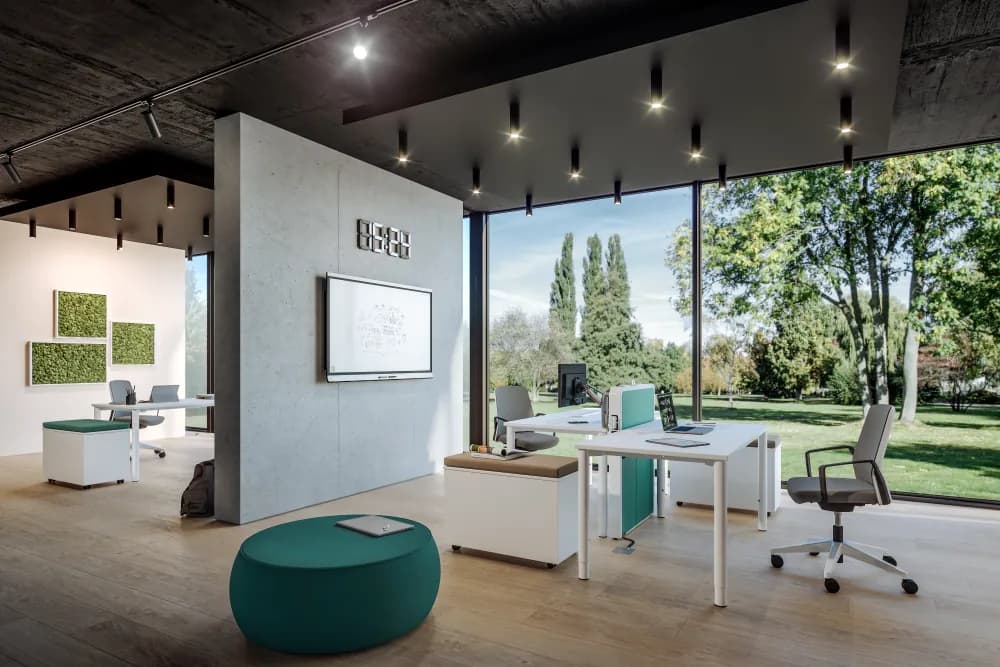 Büro Möbel, Schreibtisch, Arbeitsplatz, Bürostuhl, Sitzkissen türkis, offene Bürofläche, Büromöbel